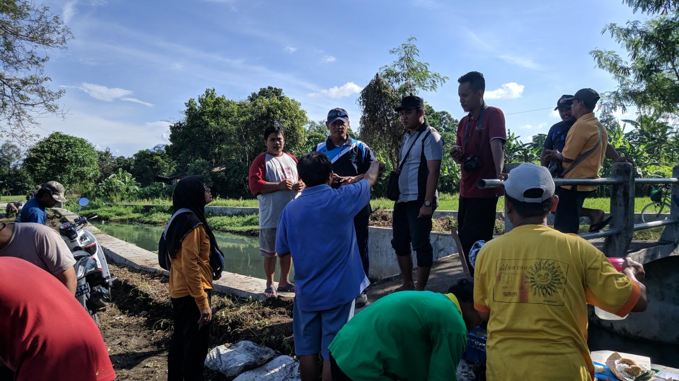 Angkat Walet di Pedukuhan XI Onggobayan
