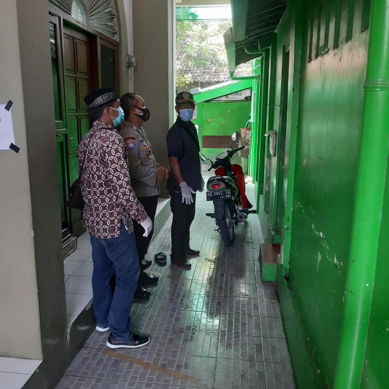 Penyemprotan Mandiri dan Edukasi oleh FPRB Punokawan
