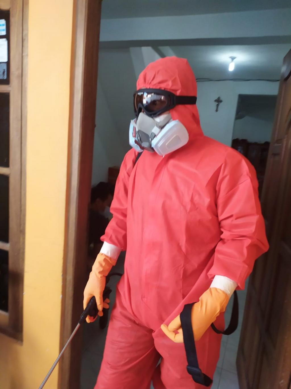 Penyemprotan mandiri Satgas PPKM RT 10 Dusun Jomegatan