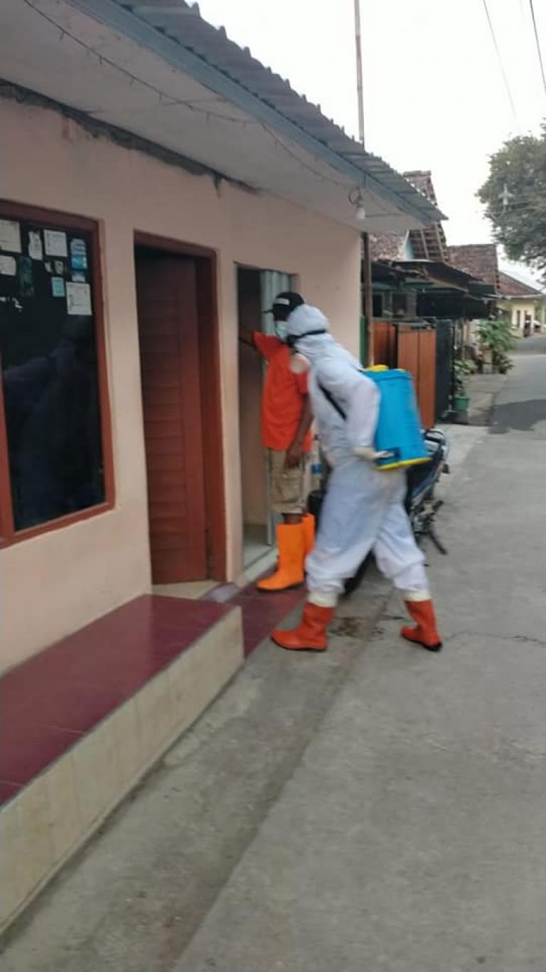 Penyemprotan Mandiri oleh FPRB Punokawan