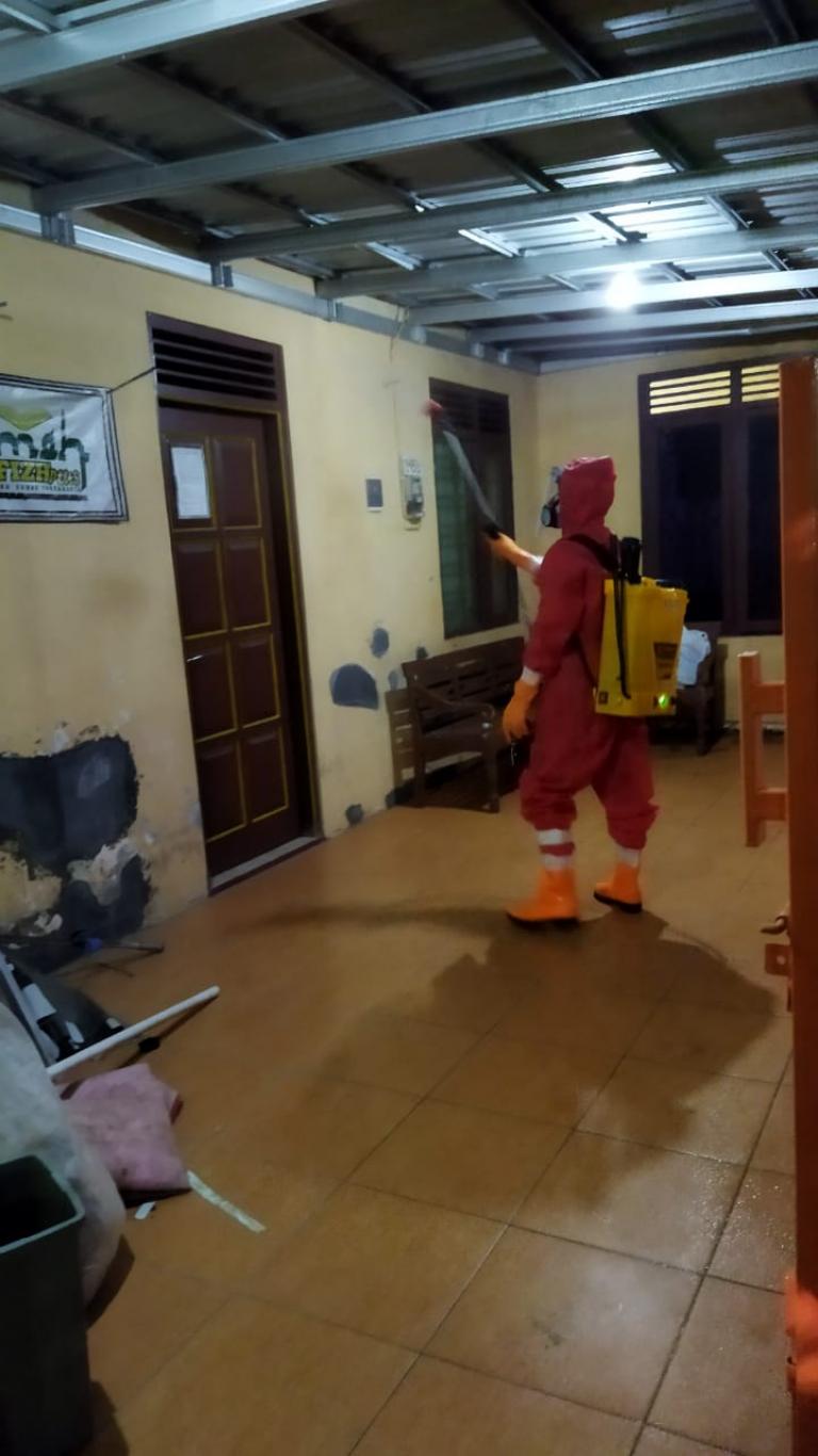 Penyemprotan Warga Positif Covid-19 di Rejodadi